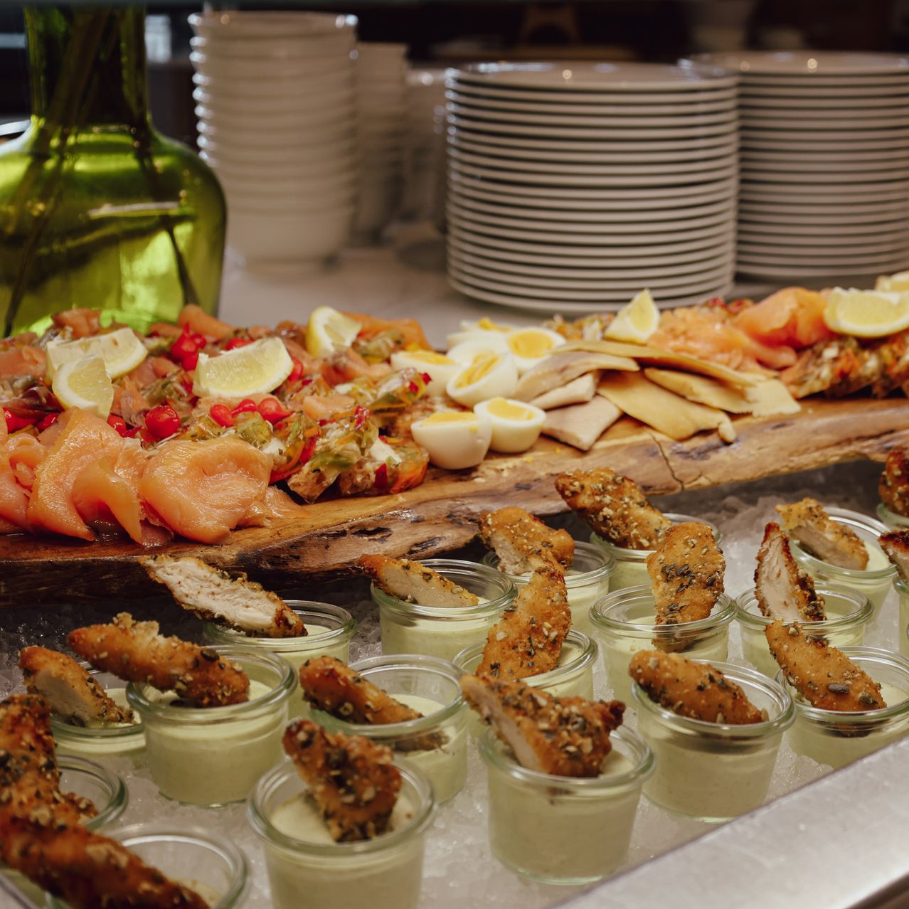 Bild enthält, Cafeteria, Food, Indoors, Meal, Restaurant, Buffet, Lunch, Food Presentation, Dish, Bread