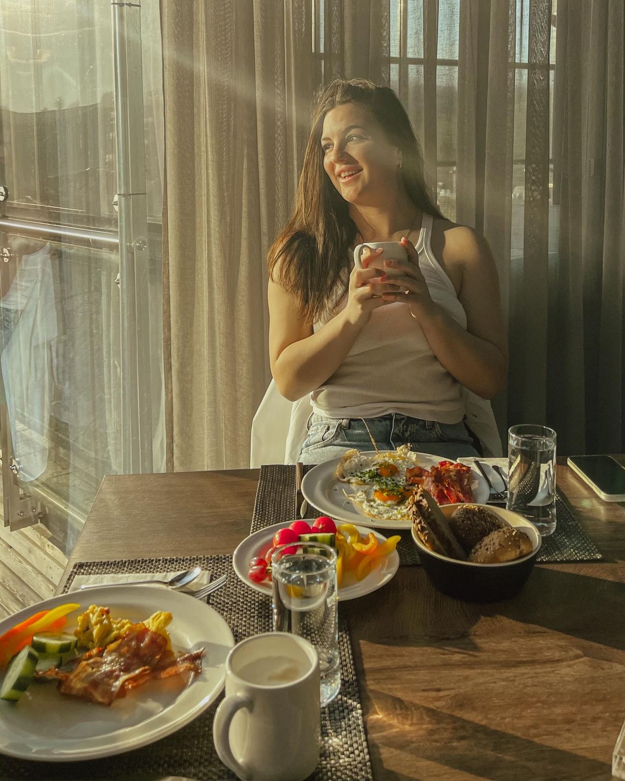 Bild enthält, Brunch, Food, Dining Table, Furniture, Table, Dining Room, Person, Meal, Coffee Cup, Lunch