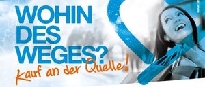 Eine Werbung für Bad Schallerbach Shopping. Es zeigt eine lächelnde Frau mit einem Einkaufsbeutel und Text, der 'Wohin des Weges?' und 'Kauf an der Quelle!' lautet. Der Hintergrund ist blau und weiß.