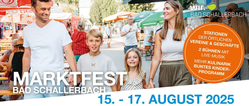 Eine lächelnde Frau und zwei Kinder, die Händchen halten, gehen auf einem Markt, mit Menschen und Marktständen im Hintergrund. Das Datum 15.-17. August ist angezeigt.