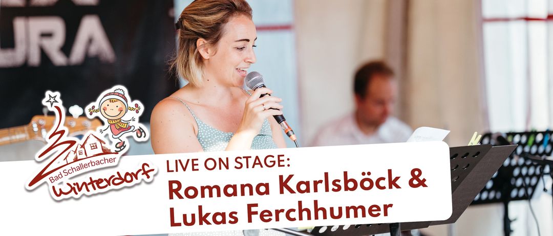 Eine Frau singt auf der Bühne mit einem Mikrofon in der Hand. Hinter ihr schaut ein Mann auf etwas. Der Text sagt 'Live auf der Bühne: Romana Karlsböck & Lukas Ferchhumer'.