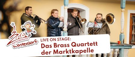 Vier Musiker stehen mit Musikinstrumenten auf einem Balkon. Der Text lautet 'Live auf der Bühne: Das Brass-Quartett der Marktkapelle.' Der Hintergrund ist gelb.