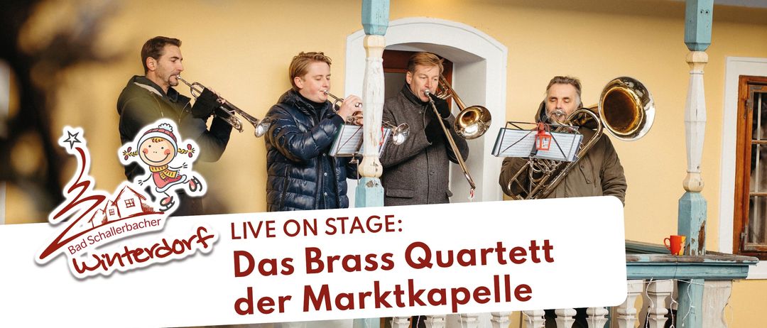 Vier Musiker stehen mit Musikinstrumenten auf einem Balkon. Der Text lautet 'Live auf der Bühne: Das Brass-Quartett der Marktkapelle.' Der Hintergrund ist gelb.