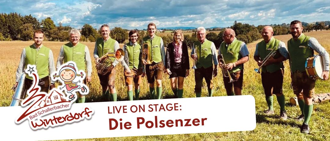 Eine Gruppe von Musikern steht in einem Feld und hält Instrumente. Sie tragen traditionelle grüne Westen und werden von einem kleinen Mädchen begleitet. Der Banner lautet 'LIVE ON STAGE: Die Polsenzer'.