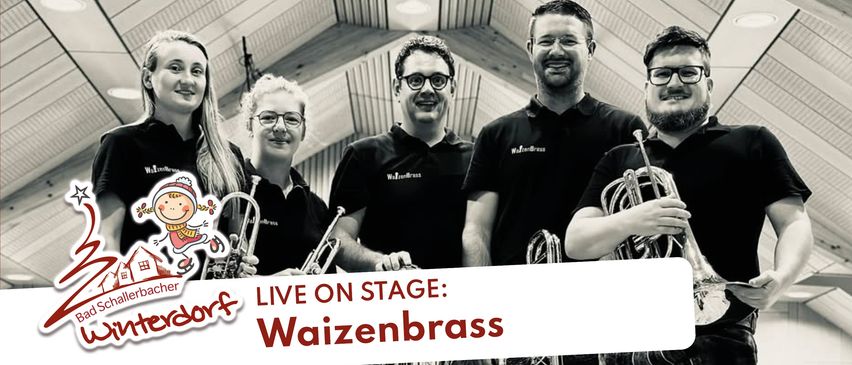 Ein Werbebild zeigt eine Gruppe von Musikern mit Blechblasinstrumenten, die passende schwarze T-Shirts mit dem Namen 'Waizenbrass' tragen. Sie lächeln und scheinen auf einer Bühne zu stehen, mit einem Banner darunter, das 'LIVE AUF BÜHNE: Waizenbrass' steht.
