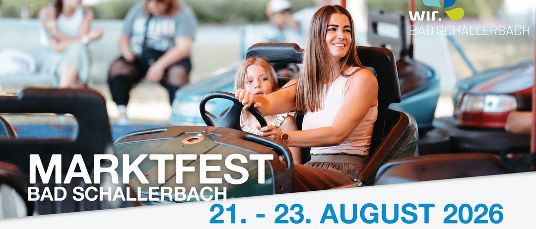 Eine lächelnde Frau und ein junges Mädchen fahren ein Autoscooter in einem Vergnügungspark. Die Frau hält das Lenkrad, und das Mädchen sitzt neben ihr. Das Bild hat einen Wasserzeichen mit dem Text 'TXTFEST KELLERBACH 21. - 23. AUGUST'.