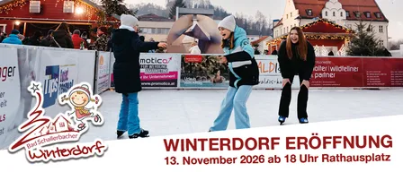Drei Frauen beim Eislaufen auf einer Freiluftbahn, eine von ihnen lacht. Hinter ihnen ein festlicher Markt mit Bannern und einem Gebäude mit Weihnachtsdekoration.
