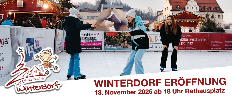 Drei Frauen beim Eislaufen auf einer Freiluftbahn, eine von ihnen lacht. Hinter ihnen ein festlicher Markt mit Bannern und einem Gebäude mit Weihnachtsdekoration.