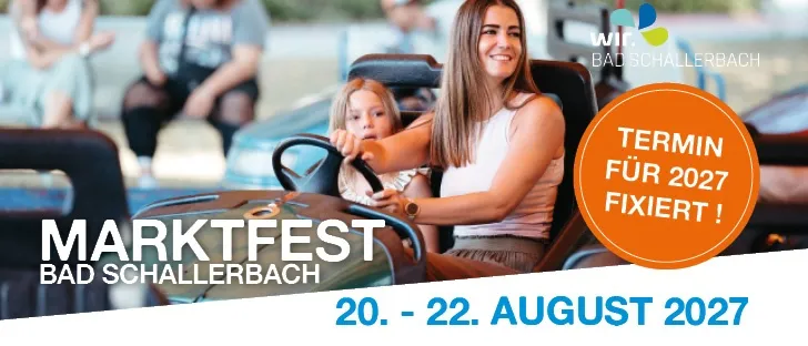 Ein Werbebild für das Marktfest Bad Schallerbach 2027, das eine Frau und ein Kind auf einer Fahrt zeigt, mit anderen Menschen im Hintergrund.