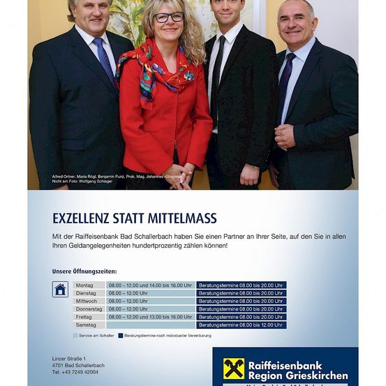 Eine Gruppe von fünf Personen, möglicherweise Bankangestellte, steht in formeller Kleidung eng beieinander. Eine Werbung für die Raiffeisenbank Bad Schallerbach mit Öffnungszeiten und Telefonnummer wird angezeigt.