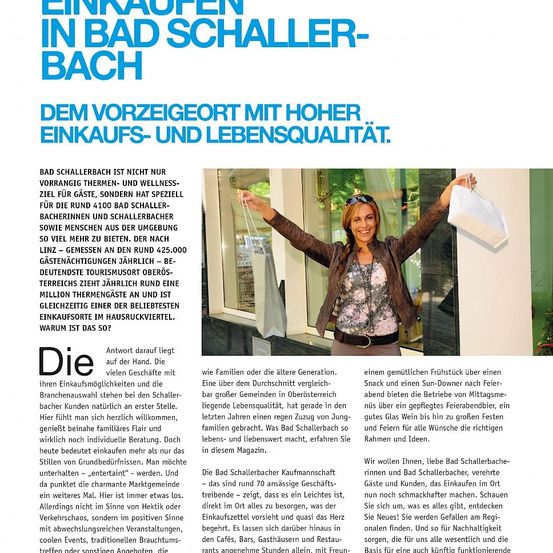 Eine lächelnde Frau hält einen Einkaufsbeutel vor einem Geschäft in Bad Schallerbach, Österreich. Das Bild ist eine Werbung für das Einkaufen in Bad Schallerbach und betont seine hohe Lebensqualität.