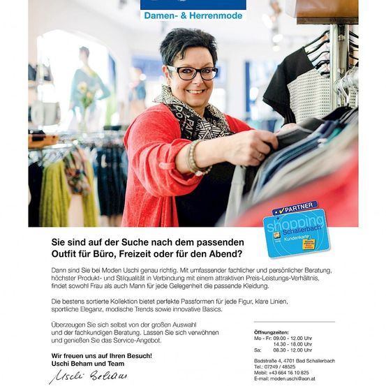 Ein Werbeplakat für Damen & Herrenmode. Eine Frau in einem roten Pullover hält ein Kleid in einem Bekleidungsgeschäft. Es geht darum, das passende Outfit für Arbeit, Freizeit oder Abend zu finden.