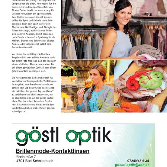 Eine lächelnde Frau in einem blauen Kleid hält gefaltete Kleidung. Eine Frau trinkt aus einem Glas, einem Sandwich und eine Visitenkarte für Brillen in der unteren rechten Ecke.