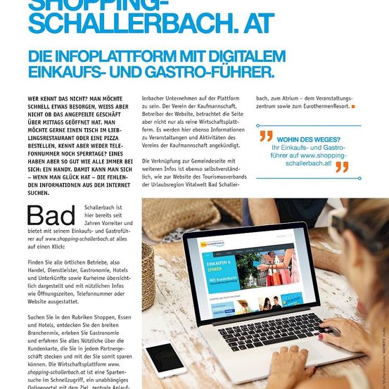 Ein Plakat bewirbt 'Shopping-Schallerbach.at', eine Informationsplattform für digitale Einkaufs- und Gastronomieführer. Es zeigt eine Person, die einen Laptop auf einem Tisch mit einem Smartphone benutzt, auf dem eine Website mit Einkaufstüten und einer Karte zu sehen ist. Der Text lädt dazu ein, lokale Unternehmen, Hotels und Restaurants online zu erkunden.