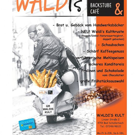 Eine Werbung für Waldis Backstube & Cafe mit einem Paar auf einem Roller, Brot und Gebäck, einer Telefonnummer und Adresse.
