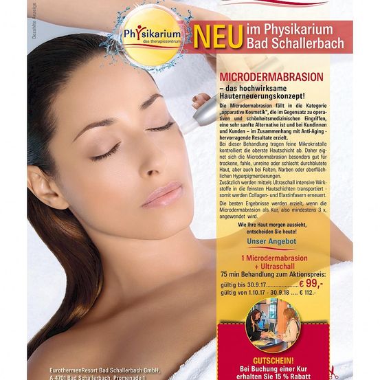 Das Bild ist eine Werbung für Microdermabrasion in einem Spa. Eine Frau mit geschlossenen Augen erhält eine Microdermabrasionsbehandlung. Der Text hebt die Vorteile und den Ablauf der Behandlung hervor.