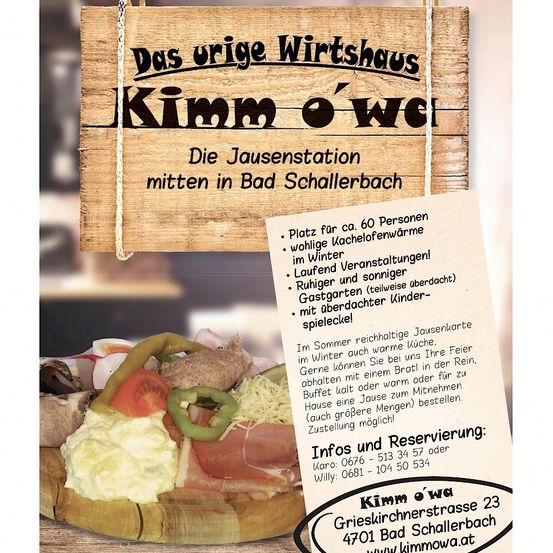 Eine Werbung für eine traditionelle deutsche Gaststätte, Kimm o We, mit einem Sandwich auf einem Holzteller, die Gäste zu herzhaften Mahlzeiten in einer gemütlichen Atmosphäre einlädt.