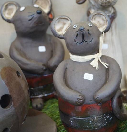 Eine Gruppe von Keramikskulpturen mit Mäusen und einem Hund mit Preisschildern zur Ausstellung.