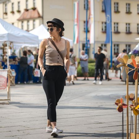 Bild enthält, Pedestrian, Person, Handbag, Glasses, Hat, Adult, Female, Woman, Shoe, Pants