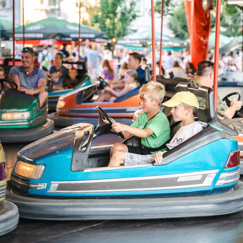 Bild enthält, Boy, Child, Male, Person, Hat, Urban, Adult, Man, Female, Girl