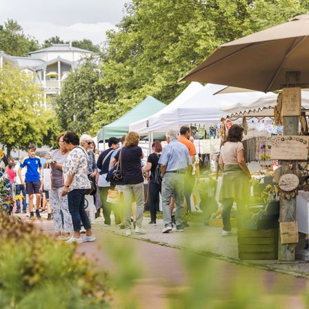 Bild enthält, Person, Walking, Shorts, Shoe, Handbag, Urban, City, Glasses, Wristwatch, Market