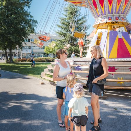 Bild enthält, Shorts, Person, Photography, Portrait, Walking, Sandal, Shoe, Park, Adult, Woman