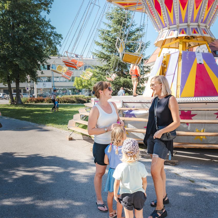 Bild enthält, Shorts, Person, Photography, Portrait, Walking, Sandal, Shoe, Park, Adult, Woman