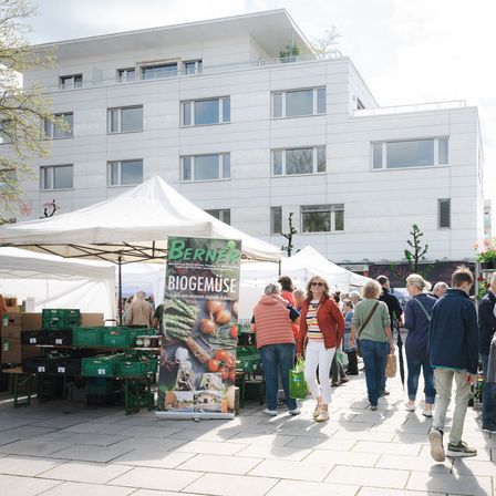 Bild enthält, Handbag, Tent, Urban, Shoe, City, Adult, Male, Man, Person, Box