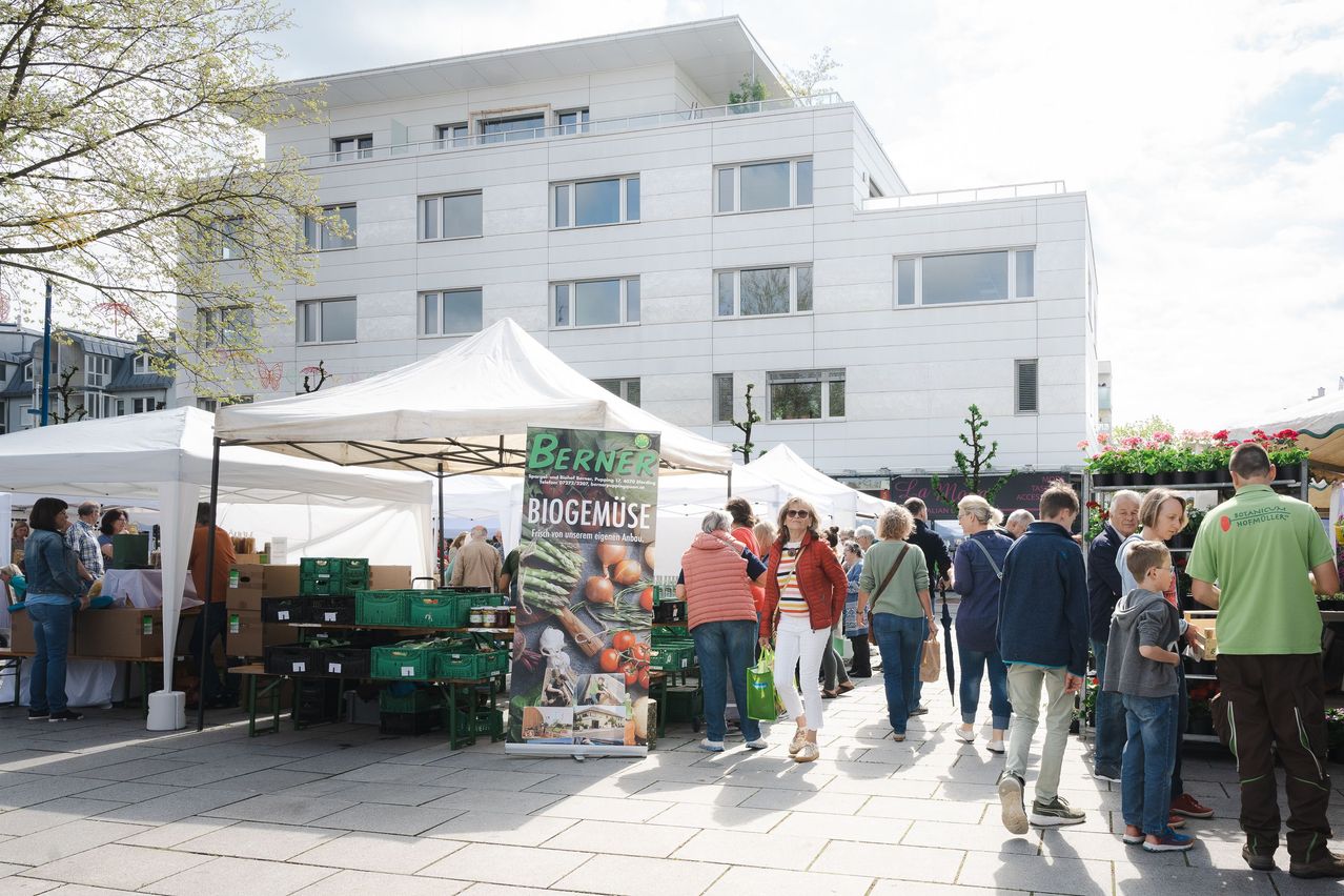 Bild enthält, Handbag, Tent, Urban, Shoe, City, Adult, Male, Man, Person, Box