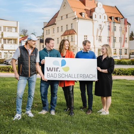 Bild enthält, Pants, College, Grass, People, Person, Shoe, Hat, Adult, Male, Man