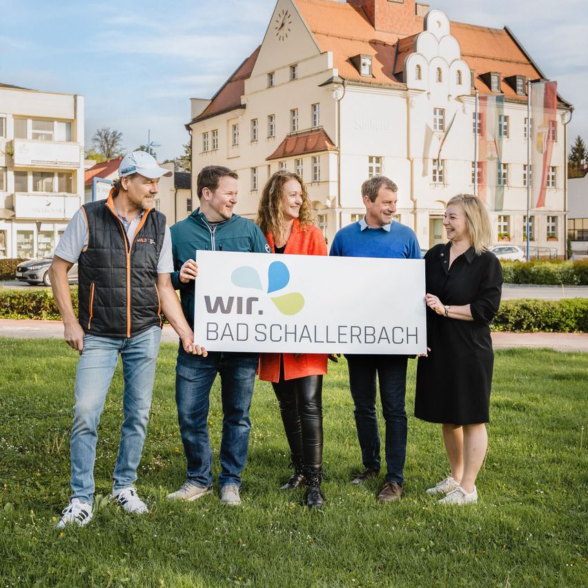 Bild enthält, Pants, College, Grass, People, Person, Shoe, Hat, Adult, Male, Man