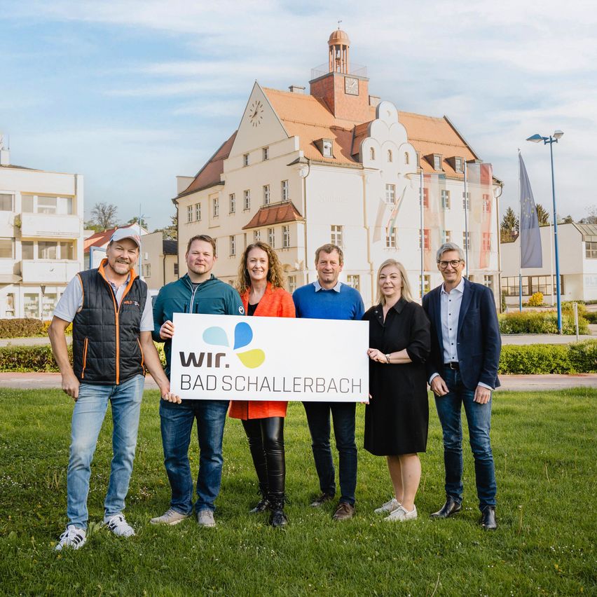 Bild enthält, College, Shoe, Person, Adult, Male, Man, Car, Glasses, Hat, Groupshot