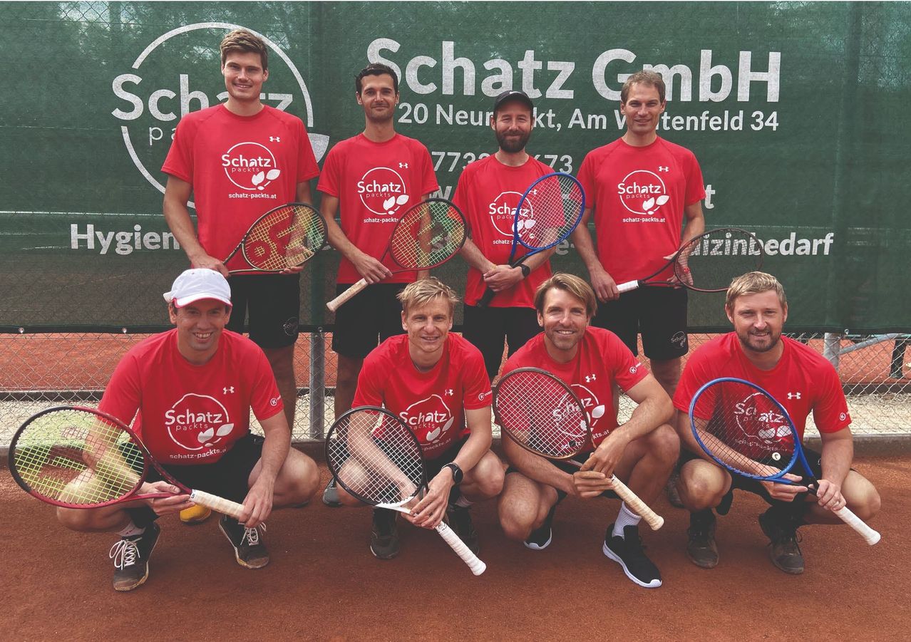 Bild enthält, Racket, Tennis, Tennis Racket, People, Person, Adult, Male, Man, T-Shirt, Groupshot