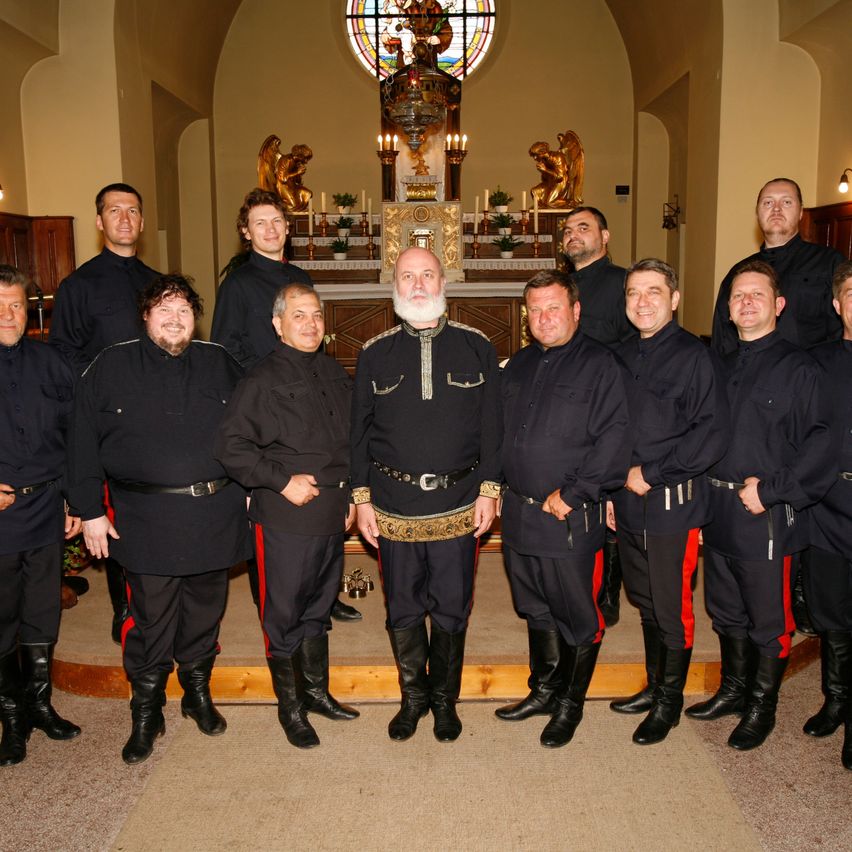 Bild enthält, People, Person, Groupshot, Adult, Male, Man, Coat, Face, Shoe, Suit