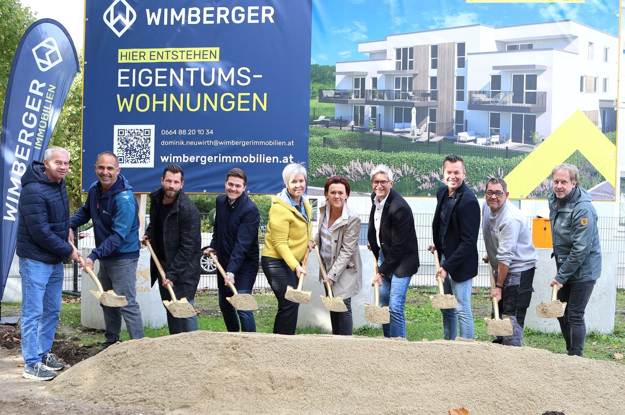 Bild enthält, Pants, Person, Adult, Male, Man, Coat, People, Jeans, Jacket, Advertisement