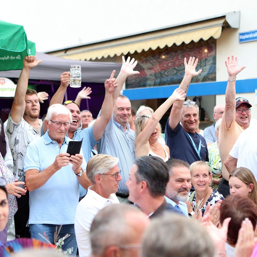 Bild enthält, Adult, Male, Man, Person, Female, Woman, Face, Head, Crowd