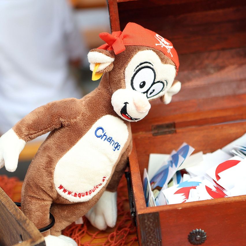 Bild enthält, Drawer, Furniture, Toy, Plush, Wood, Person, Hardwood