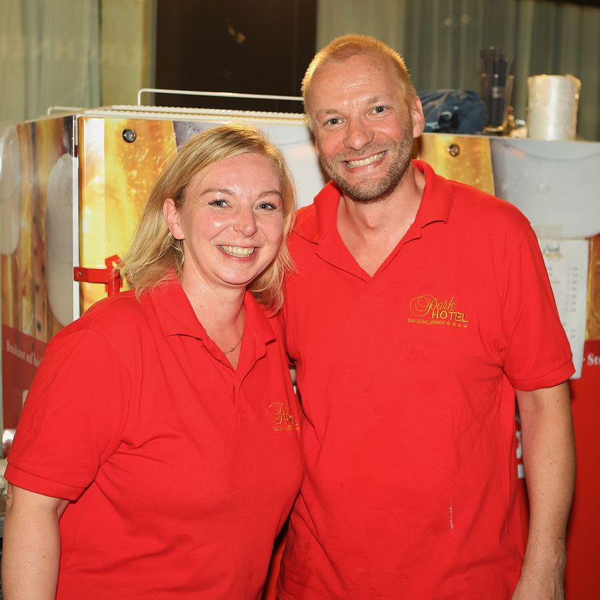 Bild enthält, T-Shirt, Adult, Female, Person, Woman, Male, Man, Face, Handbag, Device