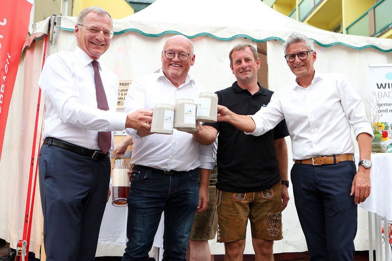 Bild enthält, Shirt, Pants, Shorts, Adult, Male, Man, Person, Portrait, Jeans, Dress Shirt