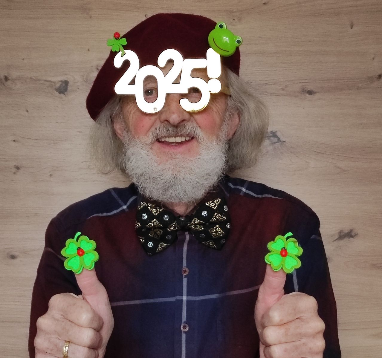 Bild enthält, Finger, Hand, Person, Adult, Male, Man, Tie, Beard, Face, Head