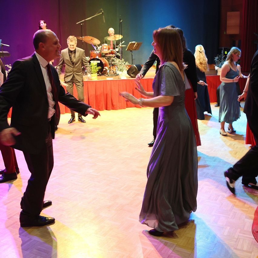 Bild enthält, Adult, Female, Person, Woman, Dancing, Male, Man, Bride, Dance Pose, Shoe