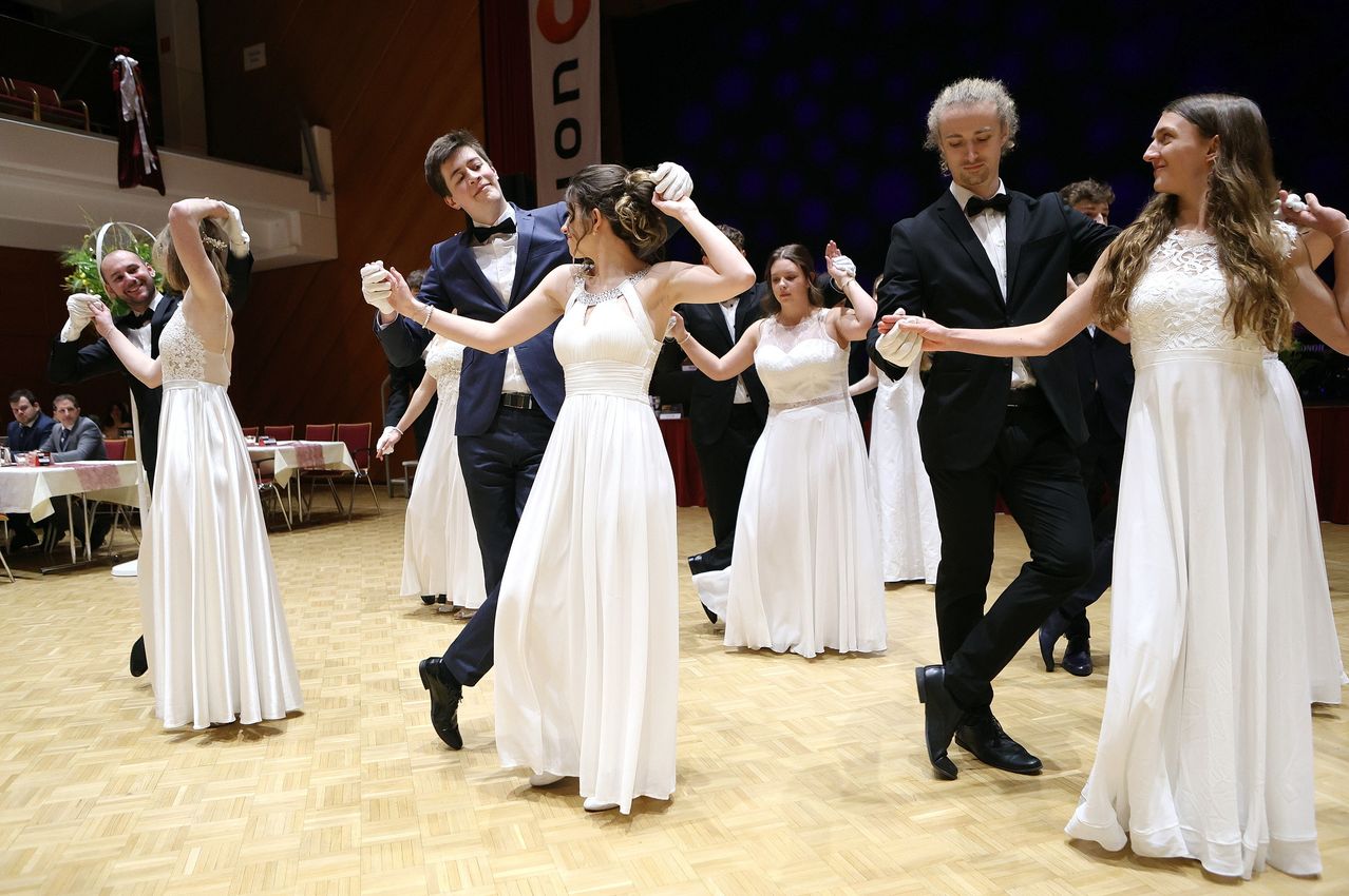 Bild enthält, Dress, Formal Wear, Adult, Bride, Female, Person, Woman, Dancing, Gown, Evening Dress