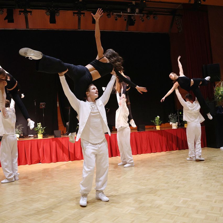 Bild enthält, Dancing, Leisure Activities, Person, Stage, Clothing, Footwear, Shoe, Group Performance, Face, Head