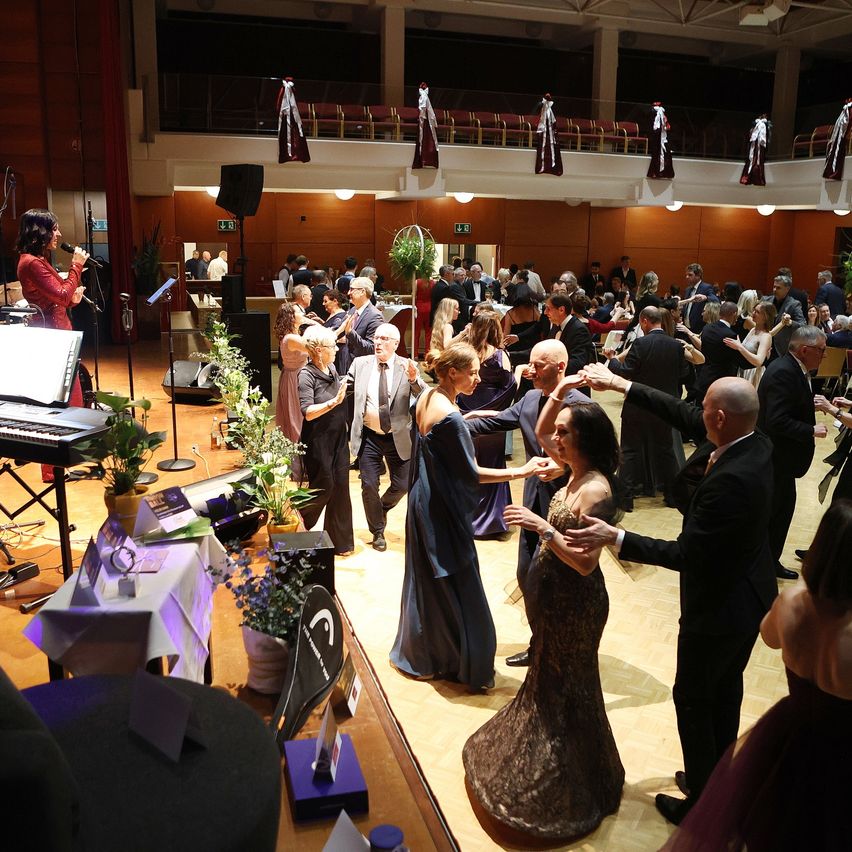 Bild enthält, People, Person, Adult, Bride, Female, Woman, Male, Man, Dress, Indoors