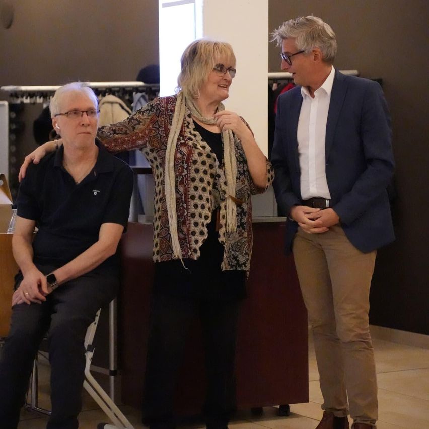 Bild enthält, Blazer, Coat, Jacket, Pants, Blouse, Person, Portrait, Suit, Adult, Man