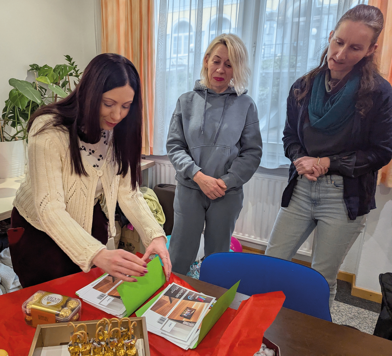 Bild enthält, Adult, Female, Person, Woman, Coat, People, Face, Jeans, Table, Chair