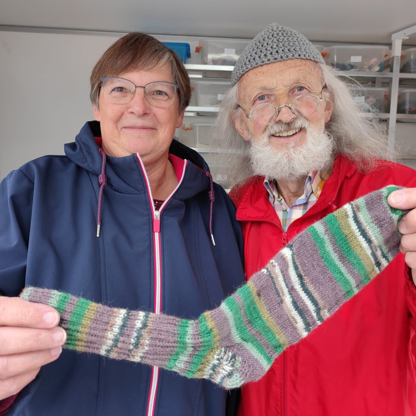 Bild enthält, Finger, Hand, Person, Coat, Adult, Female, Woman, Face, Cap, Sweater