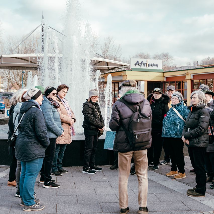 Bild enthält, Coat, Jacket, Person, Adult, Male, Man, Shoe, Jeans, Fountain, Car
