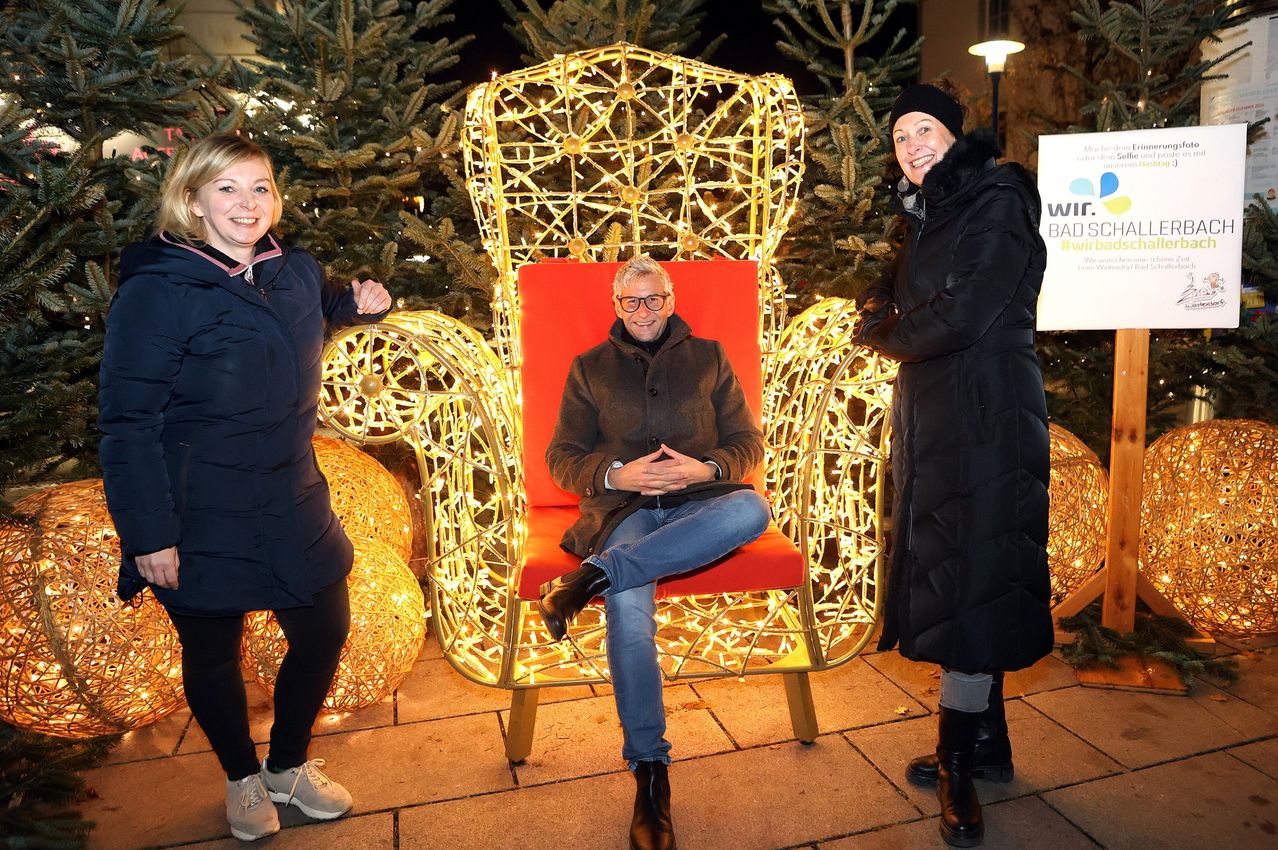 Bild enthält, Coat, Person, Adult, Male, Man, Jeans, Pants, Shoe, Jacket, Face