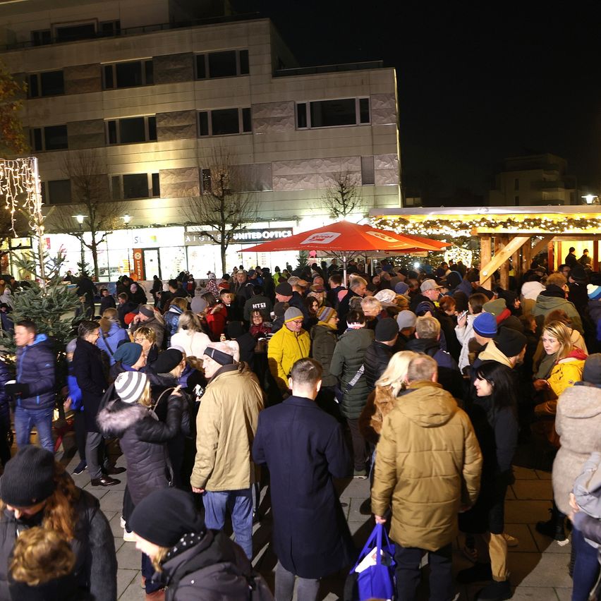 Bild enthält, Coat, People, Person, Adult, Male, Man, Building, Crowd, Female, Woman